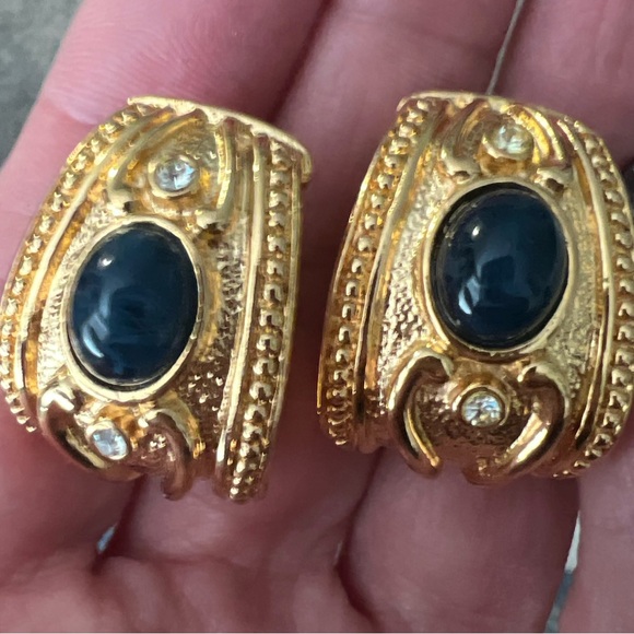 Vintage Avon Necklace, and two sets of earrings. Gold Tone - Picture 6 of 10